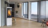 Scan 80 hvit peisovn med panorama innsyn til bålet gjennom 90 graders bøyd glass og panorama innsyn til flammene. Vist i moderne interiør