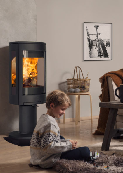 Jøtul F 373 Advance sort vedovn i støpejern med glass på tre sider på pedestal