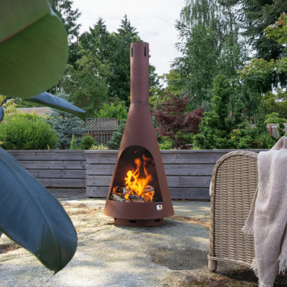 Jøtul Frøya er en høy og rund utepeis i cortenstål perfekt for kalde sommerkvelder