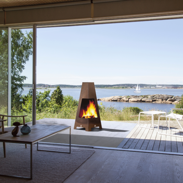 Utepeis fra Jøtul i cortenstål som passer perfekt på terrassen på hytta på fjellet eller ved sjøen