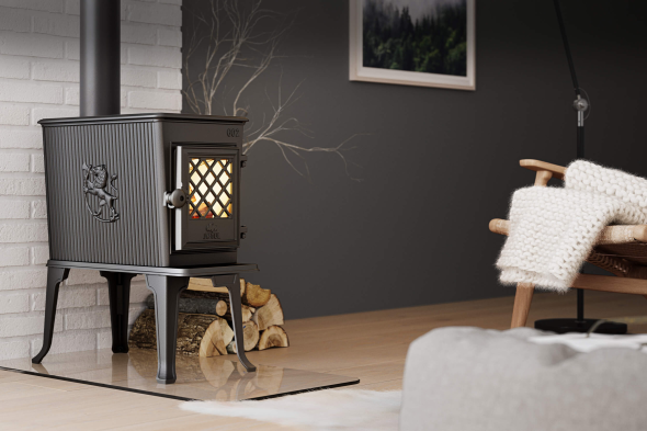 Liten sort vedovn i klassisk design utstilt i en moderne stue