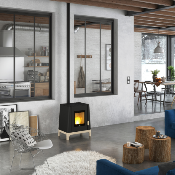 Liten moderne pelletsovn i et moderne hus